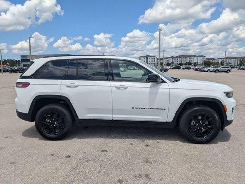 Bright White Clearcoat 2025 Jeep Grand Cherokee Altitude
