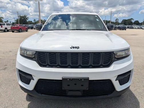 Bright White Clearcoat 2025 Jeep Grand Cherokee Altitude