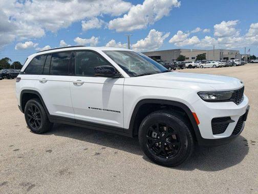 Bright White Clearcoat 2025 Jeep Grand Cherokee Altitude