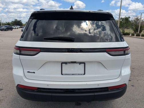 Bright White Clearcoat 2025 Jeep Grand Cherokee Altitude