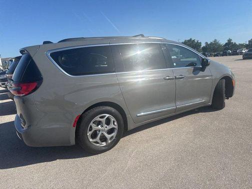 Ceramic Gray Clearcoat 2023 Chrysler Pacifica Limited