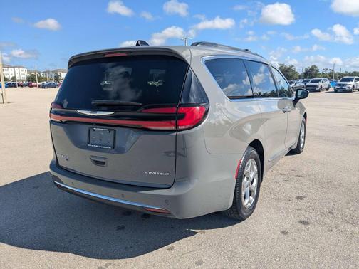 Ceramic Gray Clearcoat 2023 Chrysler Pacifica Limited
