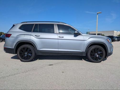 Deep Black Pearl 2024 Volkswagen Atlas 2.0T SE w/Technology