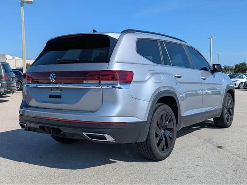 Deep Black Pearl 2024 Volkswagen Atlas 2.0T SE w/Technology