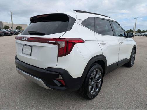 Snow White Pearl 2024 Kia Seltos S