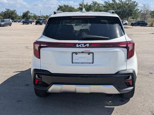 Snow White Pearl 2026 Kia Seltos S
