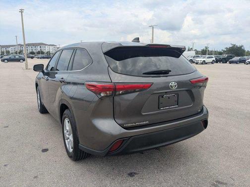 Magnetic Gray Metallic 2023 Toyota Highlander LE