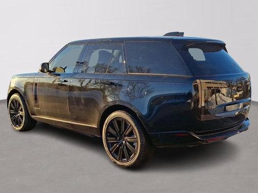 2026 Land Rover Range Rover P550e SE