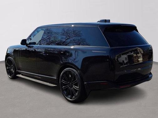 Santorini Black 2026 Land Rover Range Rover P400 SE 7 Seat