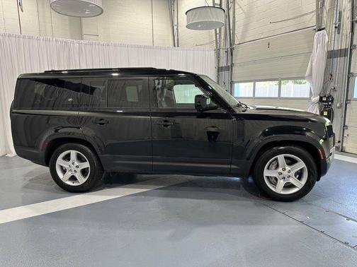 2023 Land Rover Defender SE