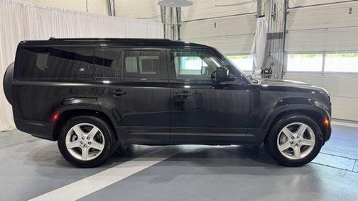 2023 Land Rover Defender SE