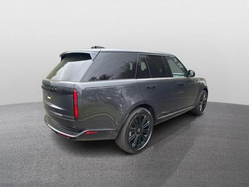 2025 Land Rover Range Rover P530 SE