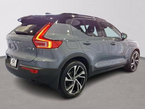 2022 Volvo XC40 T5 R-Design