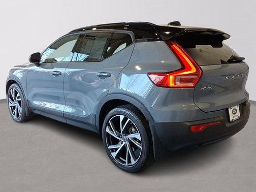 2022 Volvo XC40 T5 R-Design