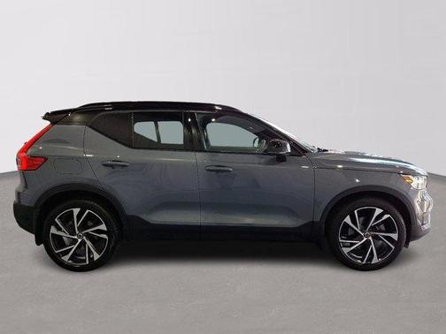 2022 Volvo XC40 T5 R-Design