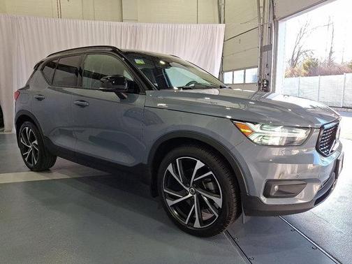 2022 Volvo XC40 T5 R-Design