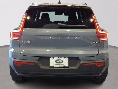 2022 Volvo XC40 T5 R-Design
