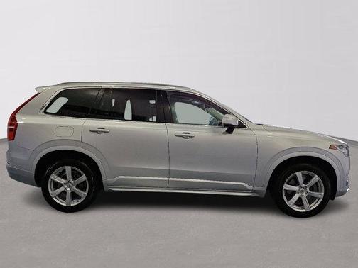 2022 Volvo XC90 T5 Momentum 7 Passenger