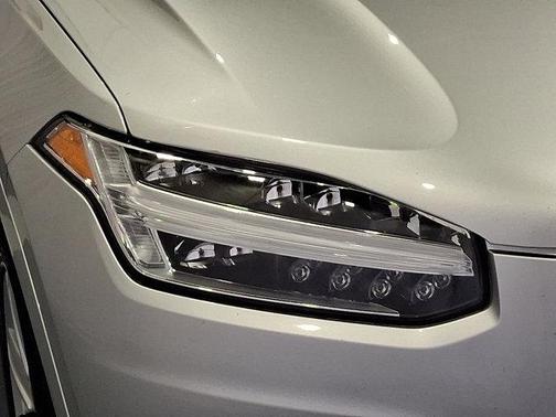 2022 Volvo XC90 T5 Momentum 7 Passenger