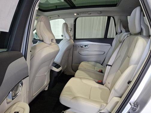 2022 Volvo XC90 T5 Momentum 7 Passenger