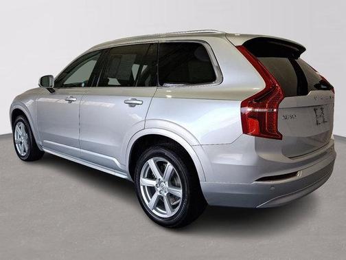 2022 Volvo XC90 T5 Momentum 7 Passenger
