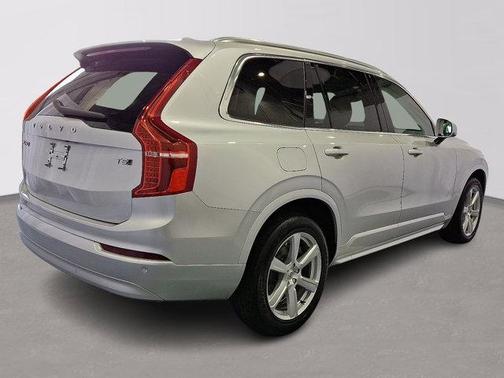 2022 Volvo XC90 T5 Momentum 7 Passenger