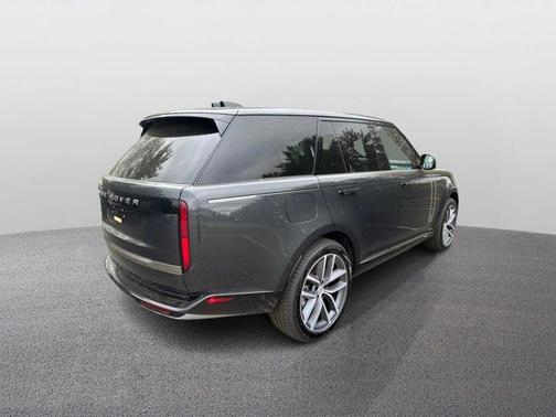 2025 Land Rover Range Rover P550e SE