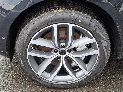 2026 Land Rover Range Rover P550e SE