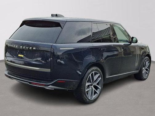 2026 Land Rover Range Rover P550e SE