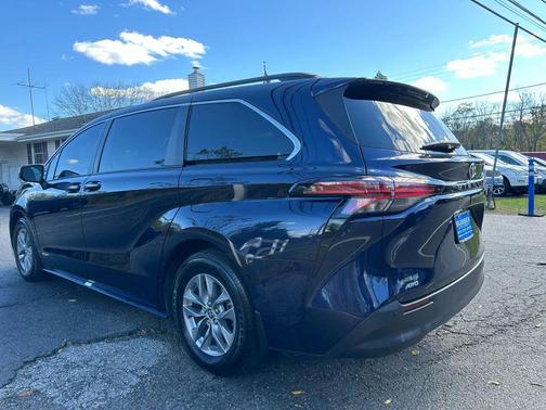 2021 Toyota Sienna XLE 7 Passenger