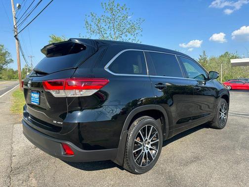 Black 2017 Toyota Highlander SE