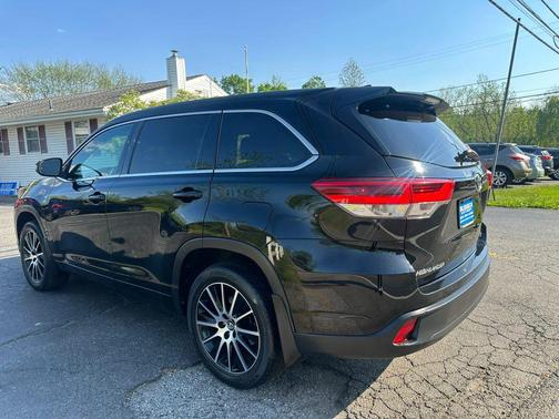 Black 2017 Toyota Highlander SE