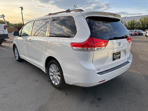 Super White 2012 Toyota Sienna XLE