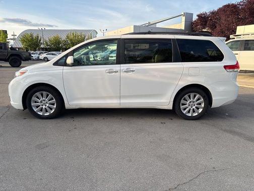 Super White 2012 Toyota Sienna XLE