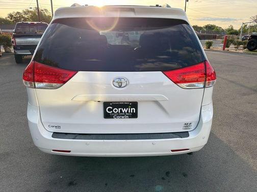 Super White 2012 Toyota Sienna XLE