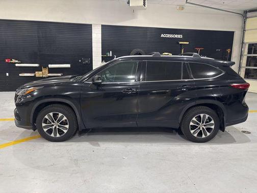 Midnight Black Metallic 2021 Toyota Highlander XLE