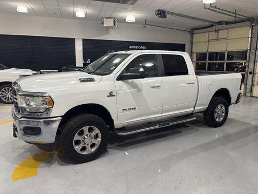 Bright White Clearcoat 2022 RAM 2500 Big Horn Crew Cab 4x4 6'4' Box