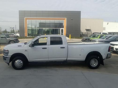 2025 RAM 3500 Tradesman 4x4 Crew Cab 8 Box