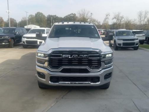 2025 RAM 3500 Tradesman 4x4 Crew Cab 8 Box
