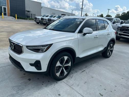 2023 Volvo XC40 Plus Bright Theme