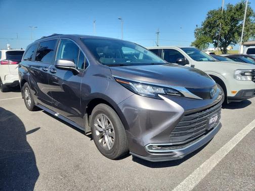 2023 Toyota Sienna XLE 8 Passenger