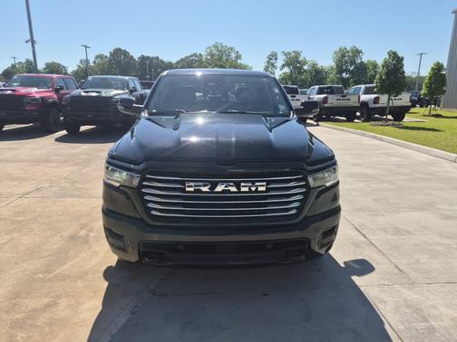Diamond Black Crystal Pearlcoat 2025 RAM 1500 Laramie