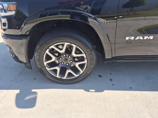 Diamond Black Crystal Pearlcoat 2025 RAM 1500 Laramie