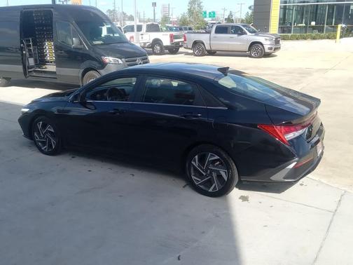 2025 Hyundai ELANTRA Limited