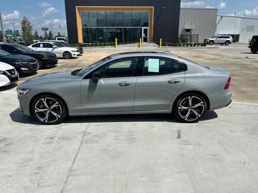 2024 Volvo S60 Core Dark Theme