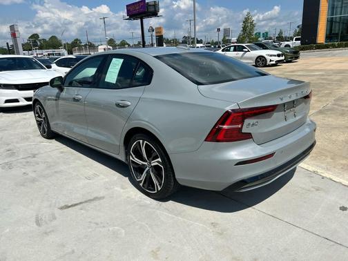 2024 Volvo S60 Core Dark Theme