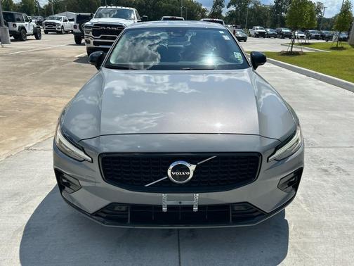2024 Volvo S60 Core Dark Theme