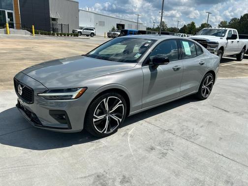 2024 Volvo S60 Core Dark Theme