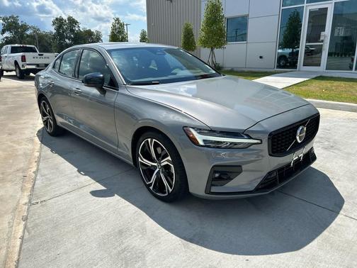 2024 Volvo S60 Core Dark Theme