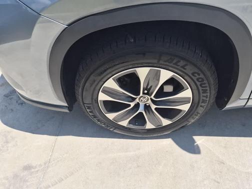 Moon Dust 2024 Toyota Highlander XLE